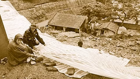 Chính quyền TP Hạ Long (Quảng Ninh) giúp các hộ dân khắc phục hậu quả sạt lở đất do mưa lớn. (Ảnh: ANH TUẤN)