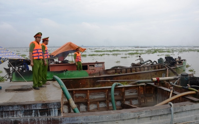 Tàu khai thác cát trái phép bị bắt tại Bến Tre. (Ảnh minh họa)