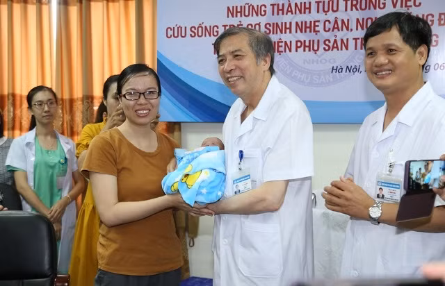 Giám đốc Bệnh viện Phụ sản Trung ương Vũ Bá Quyết chúc mừng cháu bé xuất viện.