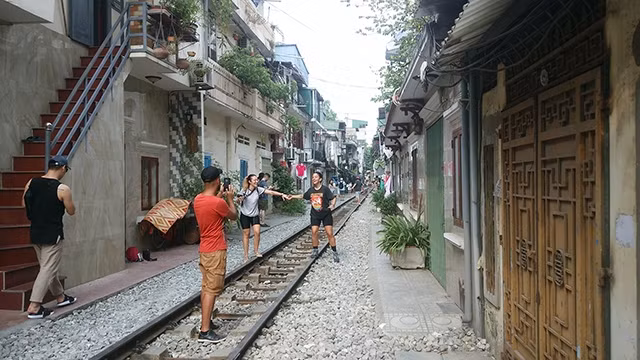 Nhiều du khách tìm đến xóm đường tàu để chụp ảnh.