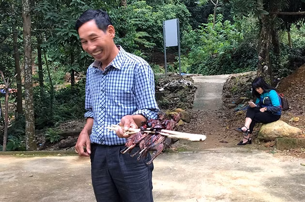 Người dân xóm Sưng với món chuột núi nướng kẹp que tre.