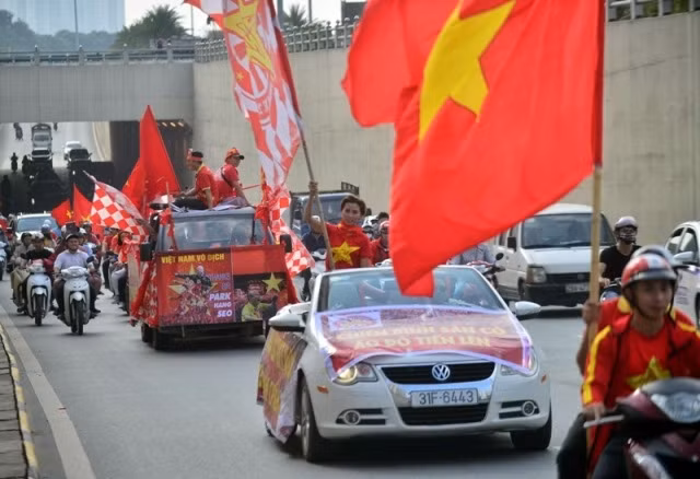 Ngay từ đầu giờ chiều, hàng trăm cổ động viên đã xuống phố diễu hành, cổ vũ cho các tuyển thủ Việt Nam trước trận đấu quan trọng tối nay. (Ảnh: Duy Linh)