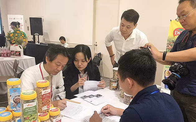 Ông Fukui Tomoaki, Giám đốc bộ phận sản phẩm của AEON Mall trao đổi với doanh nghiệp về sản phẩm ngay tại Hội thảo.