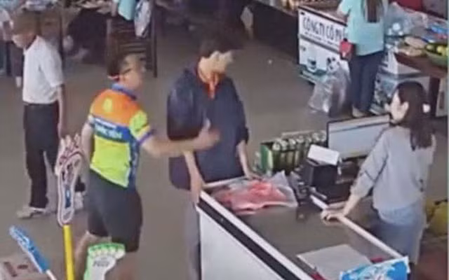Thượng úy Nguyễn Xô Việt ném xúc xích vào mặt và tát nhân viên bán hàng.