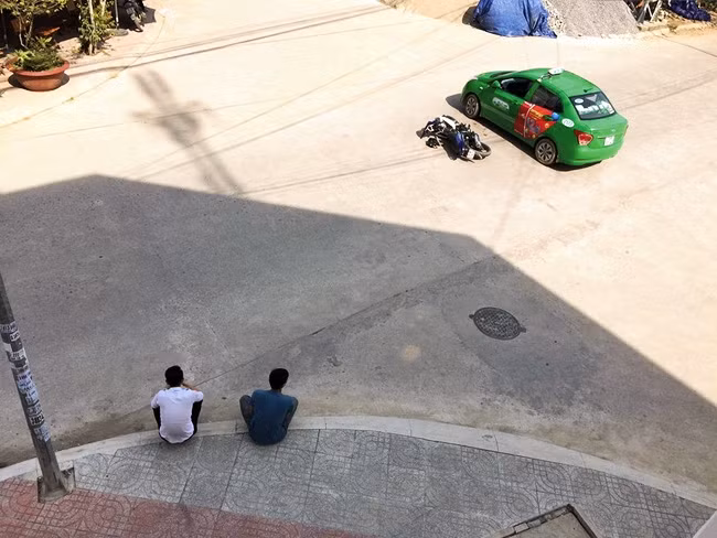 Hai thanh niên sau khi va chạm giao thông tại Nha Trang (Khánh Hòa) đã có cách ứng xử đúng mực. Nguồn ảnh: Facebook H.Đ.Q