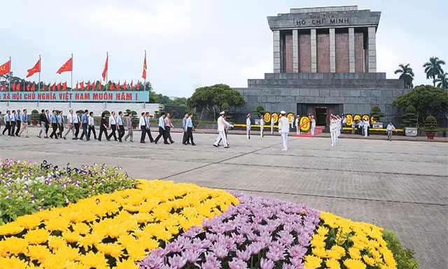Đông đảo đồng bào và du khách vào Lăng viếng Chủ tịch Hồ Chí Minh. Ảnh: ĐỨC ANH