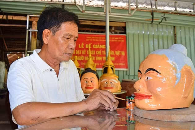  Nghệ nhân dân gian Lâm Phen chế tác mặt nạ.