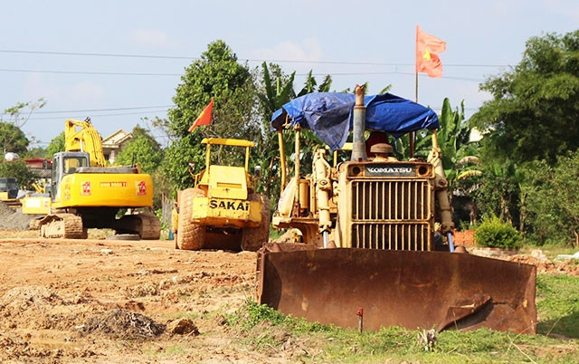 Các đơn vị thi công gói thầu xây lắp số 1 khẩn trương thực hiện san gạt mặt bằng nền đường cao tốc.