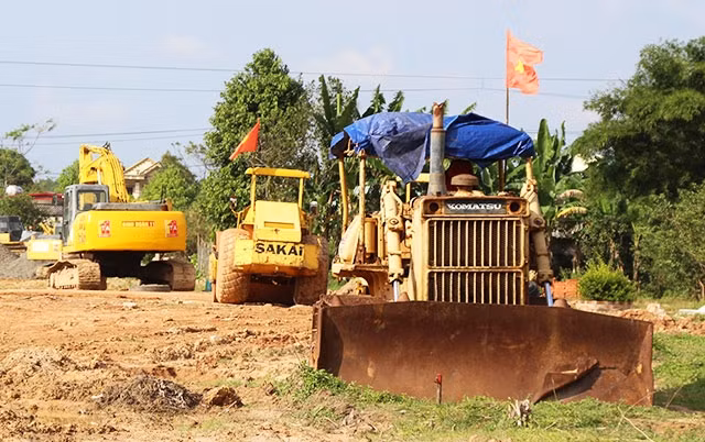Các đơn vị thi công gói thầu xây lắp số 1 khẩn trương thực hiện san gạt mặt bằng nền đường cao tốc.