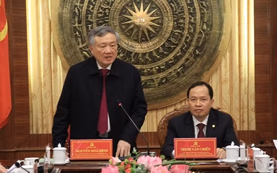 Đồng chí Nguyễn Hòa Bình, Bí thư Trung ương Đảng, Chánh án Tòa án Nhân dân tối cao, Ủy viên Ban Chỉ đạo Trung ương về phòng chống tham nhũng, Trưởng đoàn công tác phát biểu kết luận buổi làm việc. Ảnh