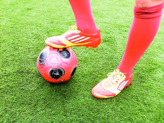 Ngày nay, những đôi giày lòe loẹt không còn bị ác cảm như trước. Ảnh: soccer.com