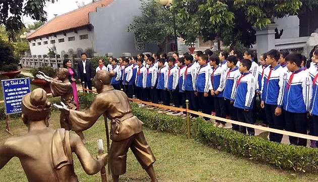 Học sinh dâng hương và thăm quan khu vườn tượng trong khu di tích.