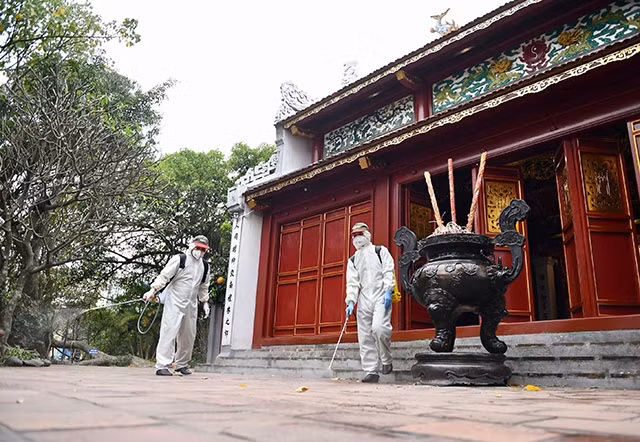 Theo Ban quản lý di tích danh thắng Hà Nội, ngay từ chiều 9-3, các điểm di tích do đơn vị quản lý sẽ tạm dừng đón khách để phun khử khuẩn nhằm bảo đảm vệ sinh, an toàn mức cao nhất cho du khách.