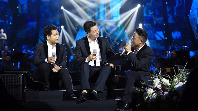 Tam ca Việt Hoàn, Đăng Dương, Trọng Tấn trên sân khấu “Đường chúng ta đi”, tối 26-8 tại Hà Nội.
