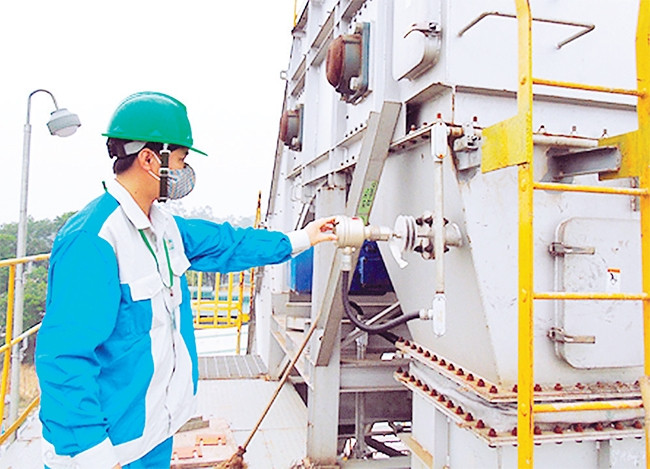 Công nhân vận hành băng chuyền đưa rác vào lò đốt tại khu liên hợp xử lý chất thải Nam Sơn (Sóc Sơn). Ảnh: NGỌC HẢI
