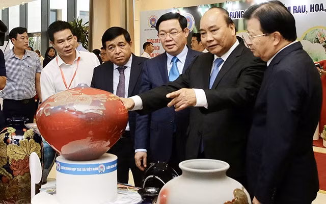 Thủ tướng Nguyễn Xuân Phúc và các đại biểu tham quan gian trưng bày sản phẩm thủ công mỹ nghệ tại hội nghị.Ảnh: TRẦN HẢI