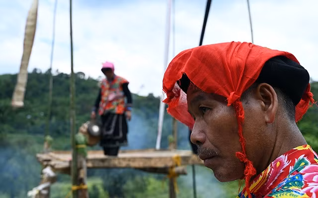 Nghi lễ cấp sắc 12 đèn gồm nhiều lễ cúng quan trọng, diễn ra trong không gian văn hóa mang đậm bản sắc dân tộc Dao, được trang trí công phu.