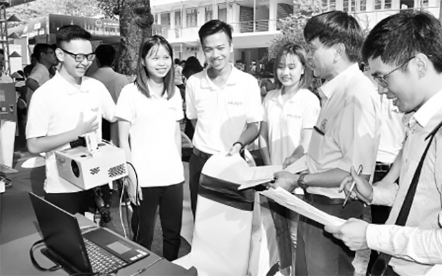 Sinh viên giới thiệu dự án tại Cuộc thi học sinh, sinh viên với ý tưởng khởi nghiệp năm 2019.