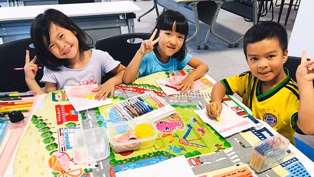 Mỗi tuần lớp học tiếng Việt lại đưa các bé về gần hơn với quê hương.