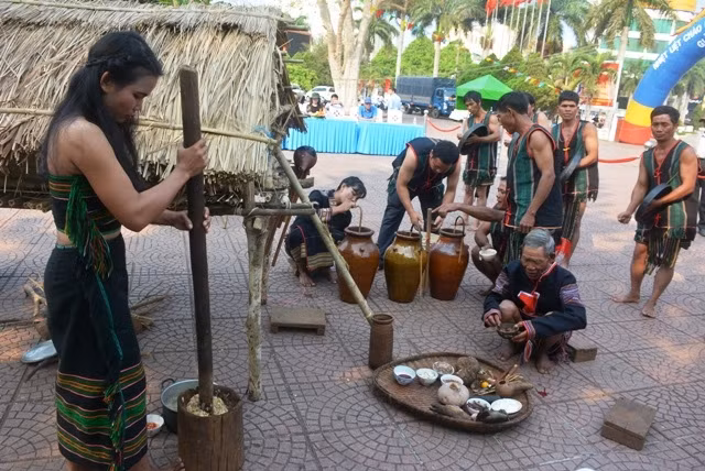 Già làng cùng các nghệ nhân làm nghi thức trước lễ cúng.