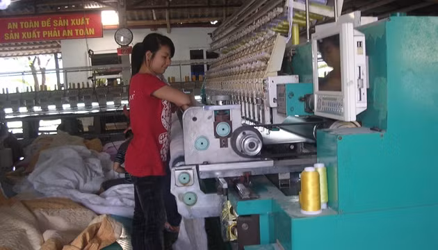 Cơ sở sản xuất ga, đệm xuất khẩu tại thị xã Tam Điệp thu hút nhiều lao động nữ có thu nhập ổn định ba - bốn triệu đồng/tháng. 