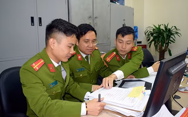 Cán bộ, chiến sĩ Ðội Cảnh sát phòng, chống tội phạm công nghệ cao trao đổi nghiệp vụ.