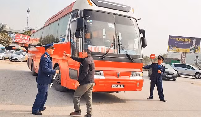 Tài xế xe “dù” đón trả khách sai quy định còn chống đối lực lượng thanh tra giao thông tại Quảng Ninh. Ảnh | HỮU TUẤN