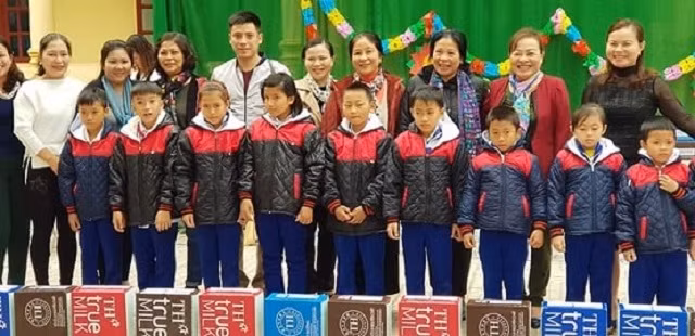 Tặng quần áo ấm và sữa cho học sinh huyện miền núi rẻo cao Quỳ Châu.