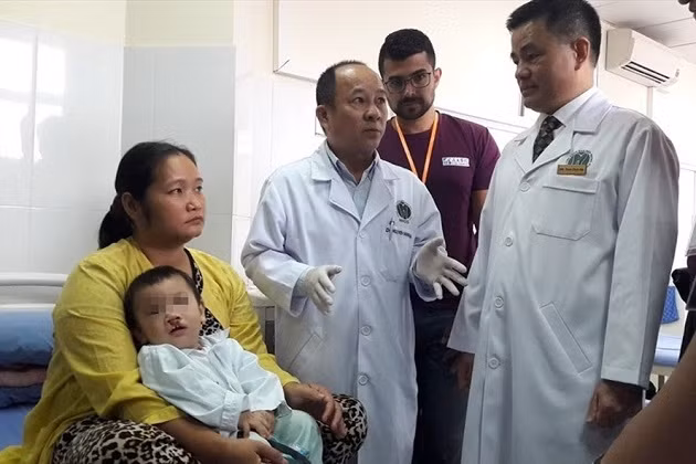 Phẫu thuật miễn phí cho hàng trăm bé bị dị tật khe hở môi, vòm miệng