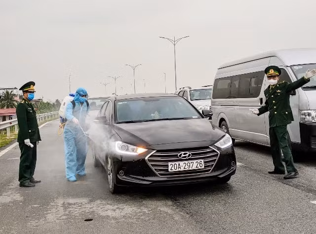 Kiểm soát, ngăn chặn dịch bệnh trên đường ra đảo Cát Hải (Hải Phòng).