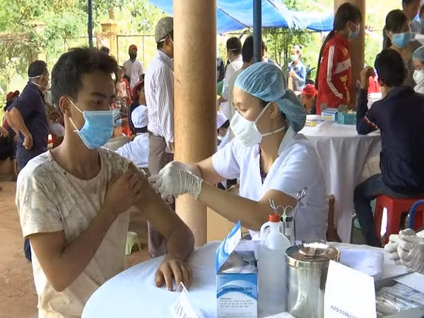 Cán bộ y tế tiêm phòng vắc-xin bệnh bạch hầu cho một thanh niên ở ấp Thuận Tiến, xã Thuận Lợi, huyện Đồng Phú, tỉnh Bình Phước vào chiều 14-7.