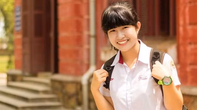 Cô học trò nghèo Lê Thị Yến Nhi là một trong hai thủ khoa toàn quốc năm nay.