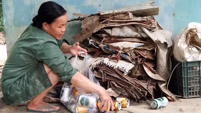 Ngoài giờ đi cạo mủ cao-su, thì việc buôn phế liệu đã giúp chị Hoàng Thị Thắng có thêm thu nhập đáng kể.