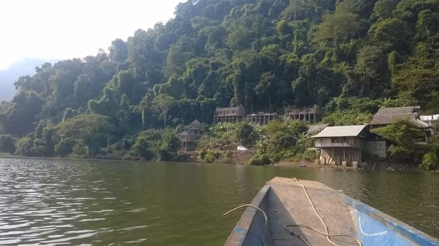 Đến nay đã gần hai tháng mà UBND huyện Ba Bể chưa tháo dỡ tám căn nhà xây dựng xâm hại hồ Ba Bể theo sự chỉ đạo của UBND tỉnh Bắc Cạn.