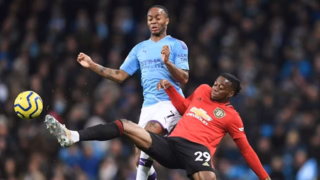 Mùa này, Manchester United (áo đỏ) thường xuyên ngáng đường đội mạnh, chia điểm đội yếu.