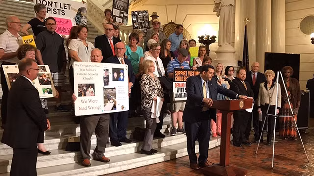 Gia đình các nạn nhân bị xâm hại tại một buổi họp báo của chính quyền bang Pennsylvania. Ảnh: AP