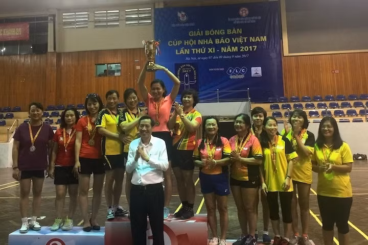 Đồng chí Thuận Hữu, Ủy viên T.Ư Đảng, Tổng Biên tập Báo Nhân Dân, Chủ tịch Hội Nhà báo Việt Nam trao cúp vô địch nội dung đồng đội nữ Giải bóng bàn Cúp Hội Nhà báo lần thứ XI - năm 2017.
