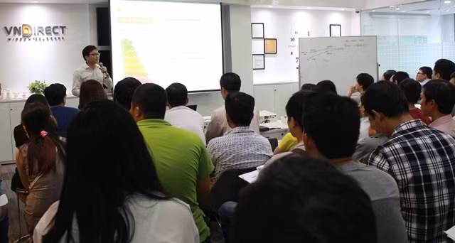 TTCKPS là thị trường bậc cao, đòi hỏi các nhà đầu tư cần có kiến thức nhất định về quản lý rủi ro. Ảnh: Một buổi chia sẻ kiến thức về chứng khoán phái sinh của VNDirect với nhà đầu tư.