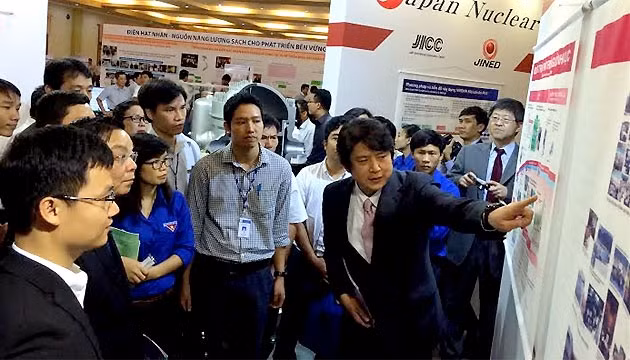 Chuyên gia Nhật Bản giới thiệu về hoạt động của nhà máy điện hạt nhân.