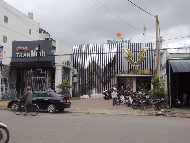 Quán Bar Window trên đường Nguyễn Huệ, phường Quyết Thắng, TP Kon Tum, hiện trường nơi xảy ra vụ án.