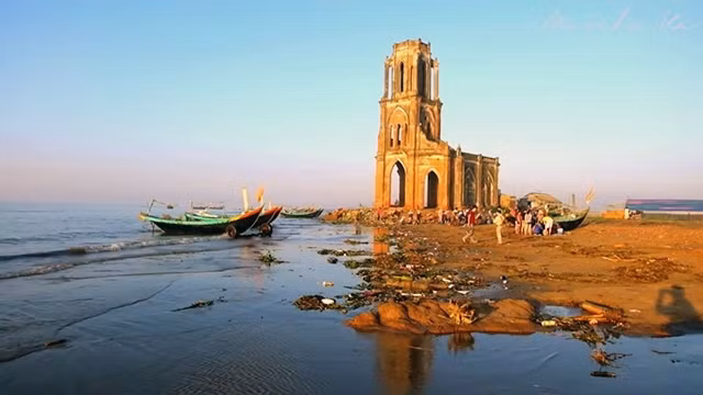 Di tích nhà thờ đổ trên bãi biển Xương Ðiền (huyện Hải Hậu, Nam Ðịnh).