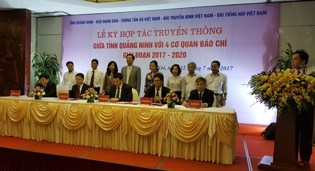 Đại diện lãnh đạo tỉnh Quảng Ninh và bốn cơ quan báo chí: Báo Nhân Dân, Thông Tấn xã Việt Nam, Đài Truyền hình Việt Nam, Đài Tiếng nói Việt Nam đã ký kết hợp tác truyền thông giai đoạn 2017-2020.