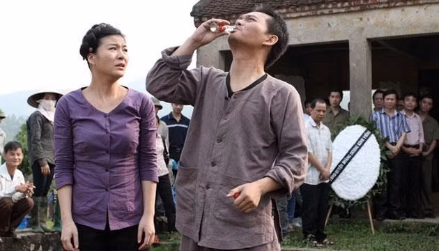 Các diễn viên Kim Oanh và Trung Hiếu trong phim.