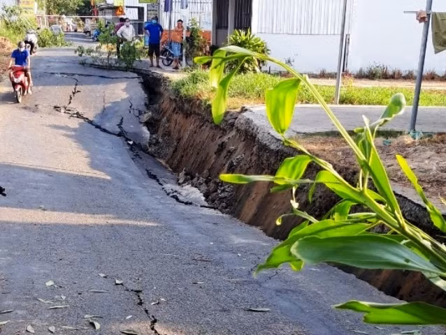 Hiện trường vụ sụp lún tuyến Co Xáng - Cơi Năm - Đá Bạc, chiều tối 7-4.