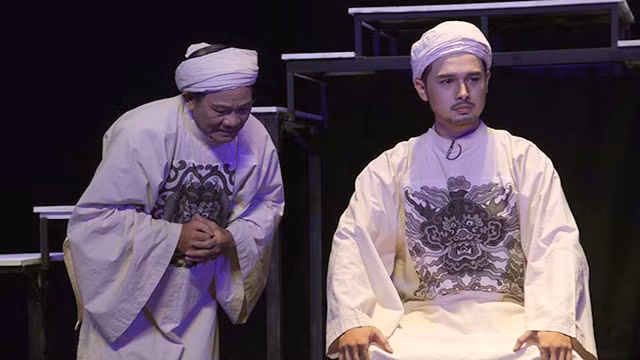 Nghệ sĩ Phạm Huy Thục (trái) vai gian thần Lê Đa trong vở “Yêu là thoát tội”.