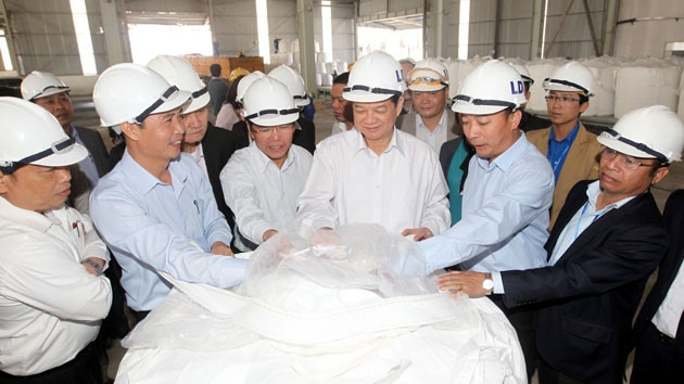 Thủ tướng Nguyễn Tấn Dũng xem và nghe báo cáo về sản phẩm a-lu-min, Dự án tổ hợp bô-xít - nhôm Tân Rai - Lâm Đồng.