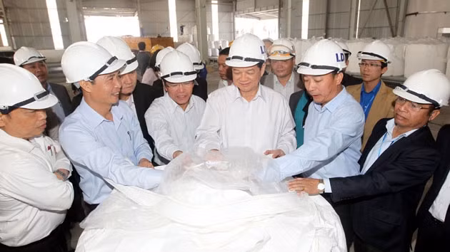 Thủ tướng Nguyễn Tấn Dũng xem và nghe báo cáo về sản phẩm a-lu-min, Dự án tổ hợp bô-xít - nhôm Tân Rai - Lâm Đồng.