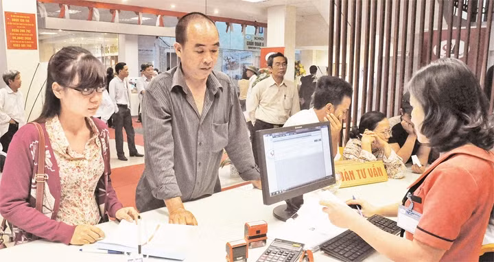 Người dân làm thủ tục đăng ký khám, chữa bệnh tại Bệnh viện Tim Hà Nội.