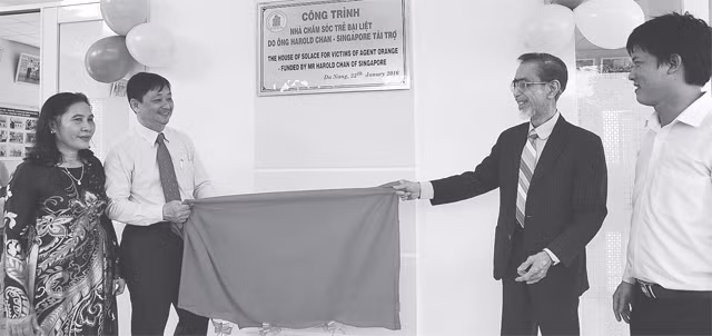 Ông Harold Chan Soo York (người thứ hai, từ phải sang) trong lễ khánh thành khu nội trú dành cho trẻ em bị nhiễm chất độc da cam/đi-ô-xin.