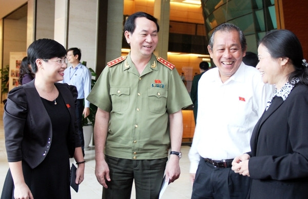 Bộ trưởng Công an Trần Đại Quang, Chánh án TAND tối cao Trương Hòa Bình trao đổi với đại biểu bên lề Quốc hội.